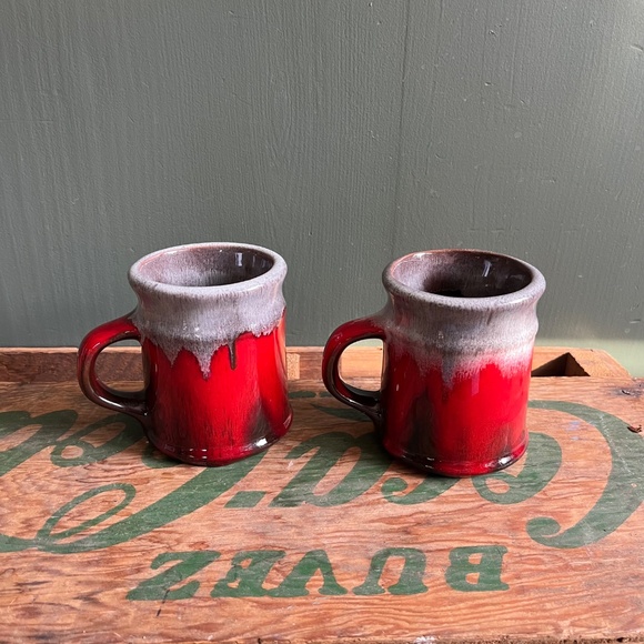 Vintage Canadiana Pottery Mug Set of Two - Picture 2 of 6